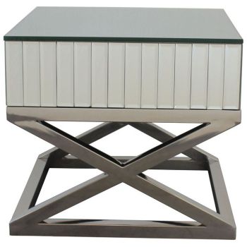 Ultramoderne bijzettafel met een gepolijst roestvrijstalen kruisvormig onderstel en een spiegelend blad. B 60 x D 48 x H 58 cm. GALA collectie.
